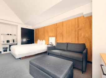 Deluxe Queen & sofa, Aava Whistler Hotel