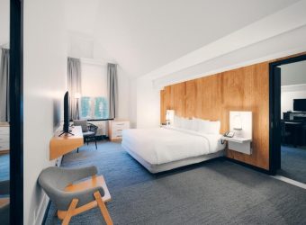 Bedkamer suite, Aava Whistler Hotel