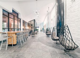 Lounge Aava met hangstoelen