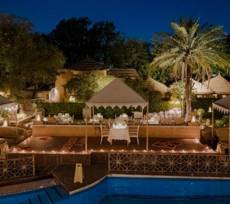 Ajit Bhawan Dineren aan het zwembad