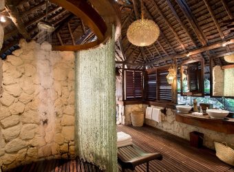 Badkamer AndBeyond Mnemba Island Lodge