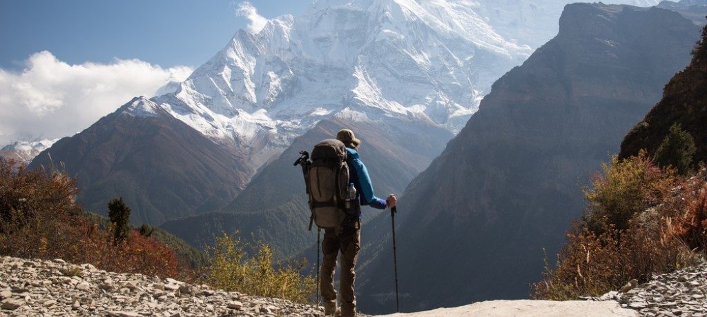 Wandelen Annapurna, Himalaya, Nepal - Shutterstock Wandelaar in het Himalayagebergte tijdens een trekking op grote hoogte