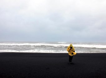 Zwarte zandstrand