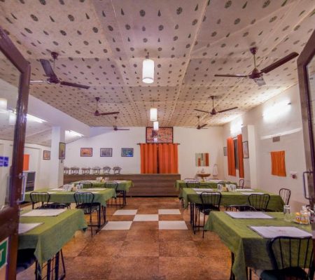 Ontbijt wordt geserveerd in het restaurant