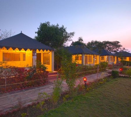Serai Tiger Camp bij nacht