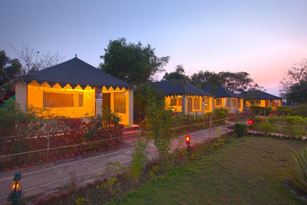 Serai Tiger Camp bij nacht