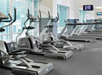 Moderne fitnessruimte van Coast Coal Harbour Hotel