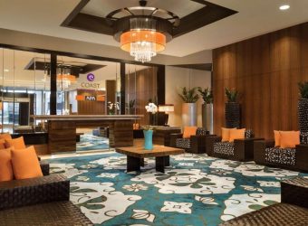 Lounge van Coast Coal Harbour Hotel met warme, moderne inrichting