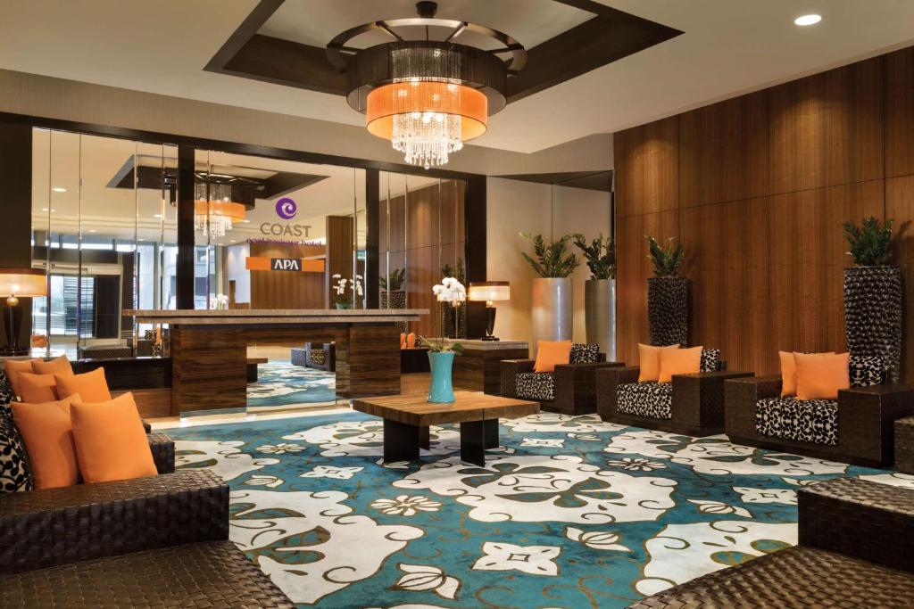 Lounge van Coast Coal Harbour Hotel met warme, moderne inrichting