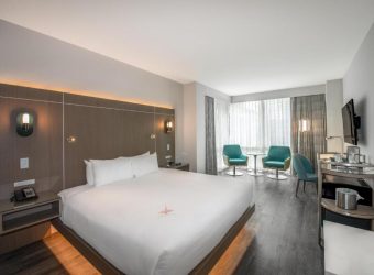 Coast Coal Harbour King kamer met modern interieur en stadszicht