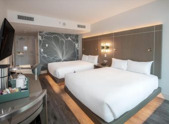Toegankelijke Two Queens kamer in Coast Coal Harbour Hotel