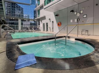 Hot tub van Coast Coal Harbour Hotel