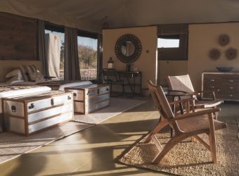Slaapkamer, Een hoogtepunt van de privévleugel van Entim Mara Camp is de 180 meter lange vlonder die zich door de bomen slingert en een betoverend pad vormt naar je beschutte Entim Private Camp. 