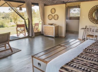 Ensuite badkamer, Een hoogtepunt van de privévleugel van Entim Mara Camp is de 180 meter lange vlonder die zich door de bomen slingert en een betoverend pad vormt naar je beschutte Entim Private Camp. 