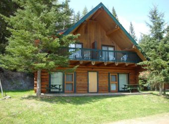 Log cabin, Helmcken Falls Lodge