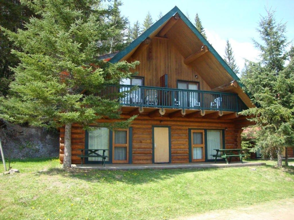 Log cabin, Helmcken Falls Lodge