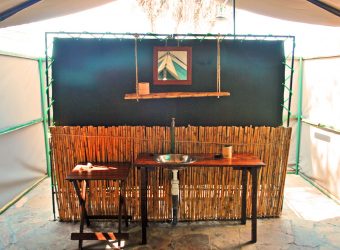 Badkamer, Lake Manze Tented Camp