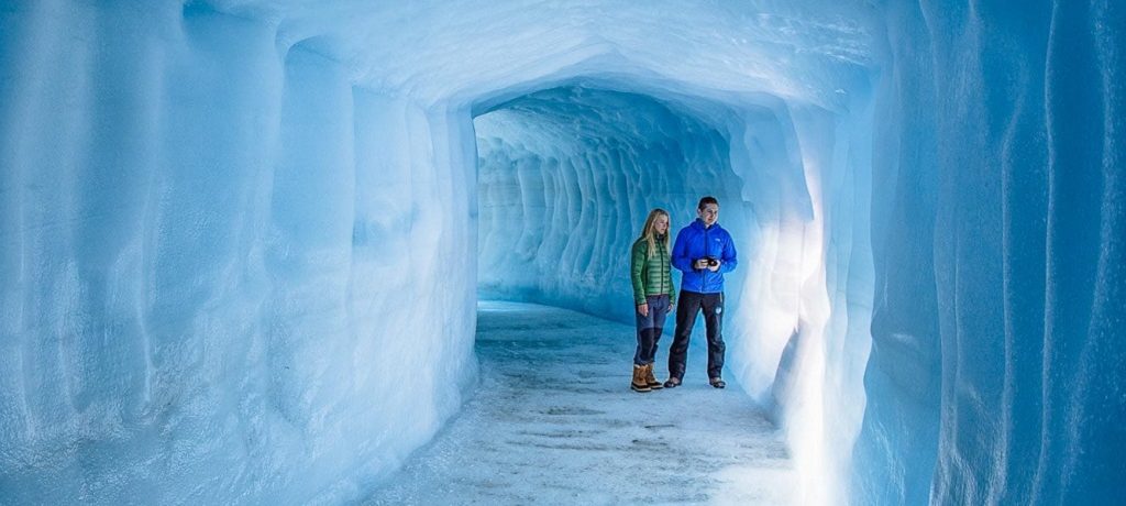 blauwe ijs uitgehakte grotten