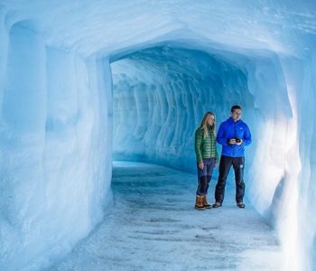 blauwe ijs uitgehakte grotten