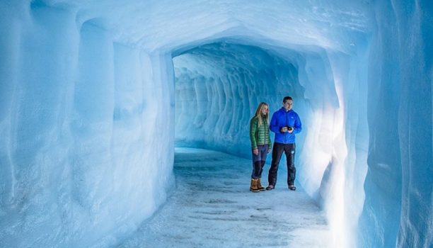 blauwe ijs uitgehakte grotten