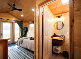 Badkamer, Alaska Bear Camp