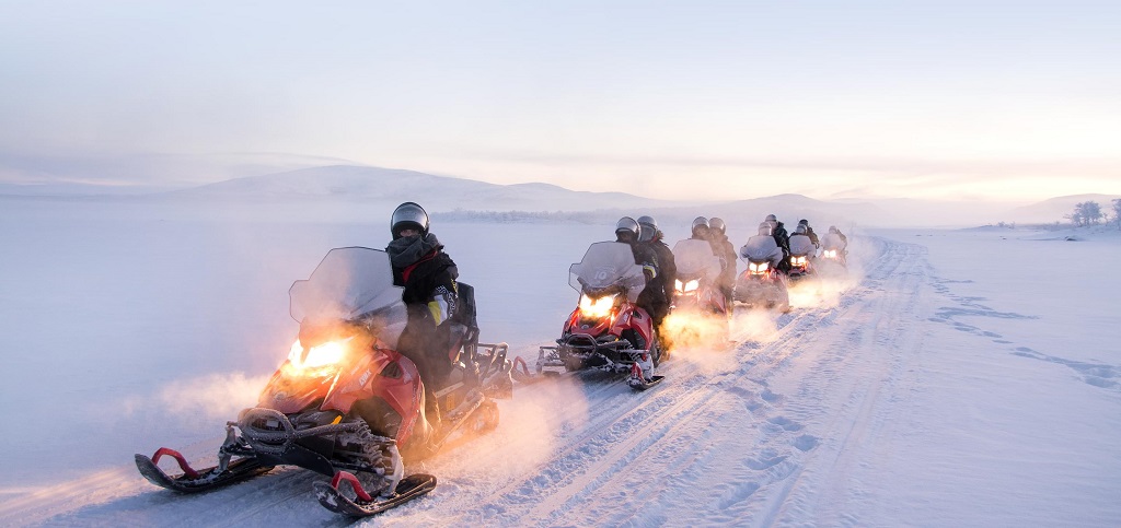 Sneeuwmobiel, @Lyngen Experience Lodge, Noorwegen