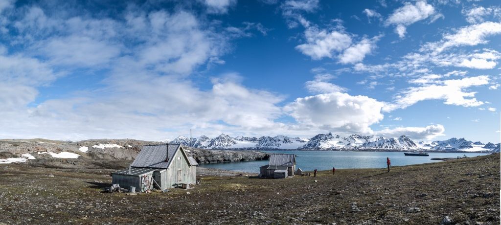 Oude hut,Blomstrandhalvoya,  Spitsbergen - Oceanwide