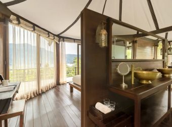Grand Lake tentvilla, The Pavilions Himalayas Lake View