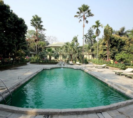 Rhino Residency Resort Zwembad & tuin