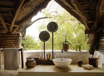 Badkamer, Nomad Sand Rivers Selous Lodge