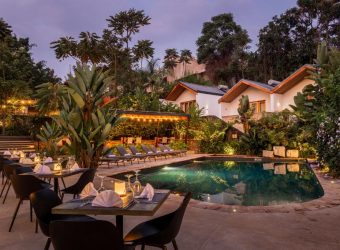 Diner aan het zwembad