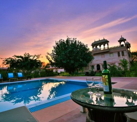 The Shergarh Resort Genieten van een drankje aan het zwembad