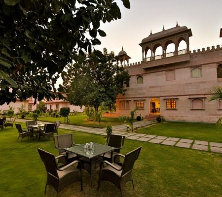 The Shergarh Resort Zowel binnen als buiten dineren