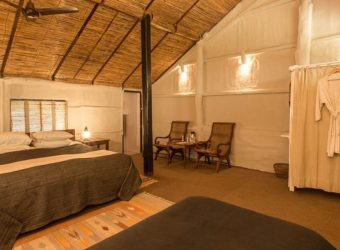 Traditionele kamer, Tiger Tops Tharu Lodge