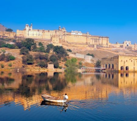 Amber Fort, Jaipur, India - Shutterstock Amber Fort aan Maota Lake