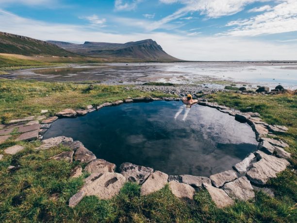 Hellulaug warmwaterbron in Westfjorden, IJsland - Shutterstock Activiteiten Westfjorden, IJsland