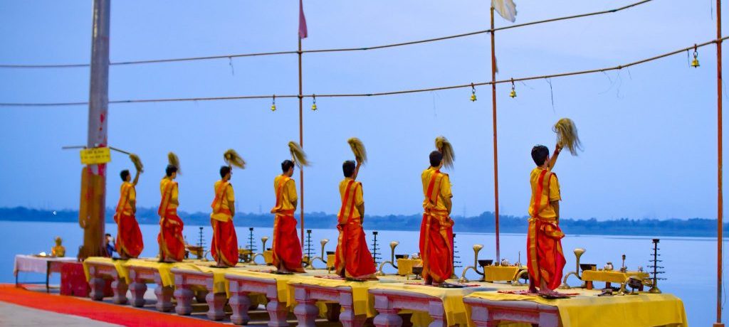 Aarti, Varanasi, India - Shutterstock Ochtend aarti in Varanasi